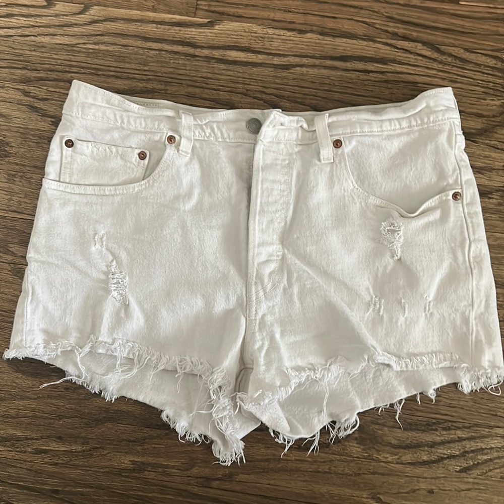 Size 31 White Levi’s Shorts